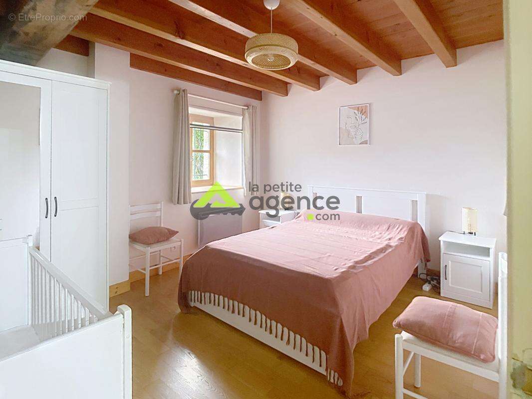 Maison de caractère rénovée avec piscine, sauna et potentiel - photo 8