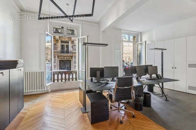 Commerce à PARIS-8E