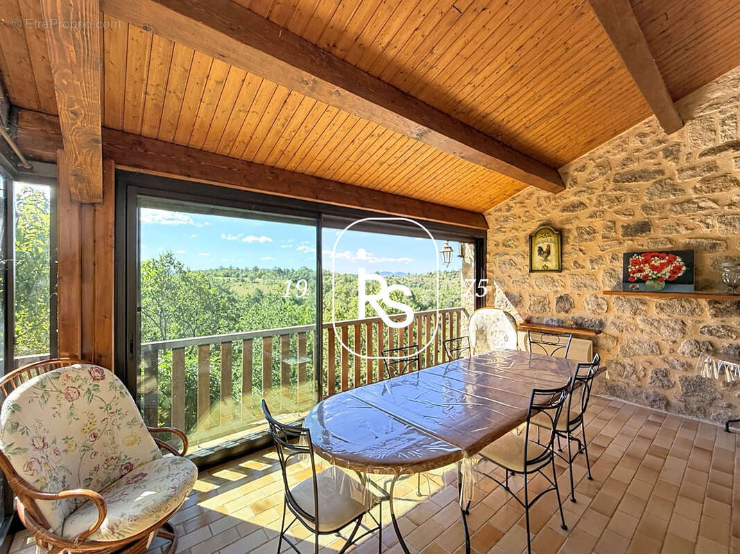 Une maison en pierre de 221 m2 avec 1,83 ha de terrain arboré, une piscine et un accès privé à la rivière. - photo 6