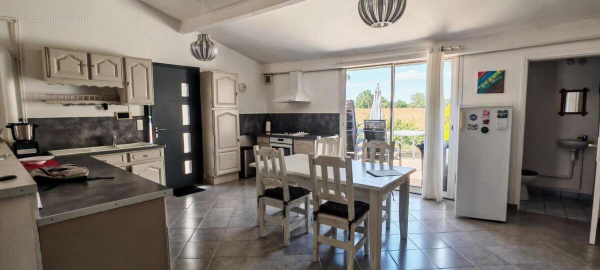 Maison 96 m² à Saintes  - photo 3