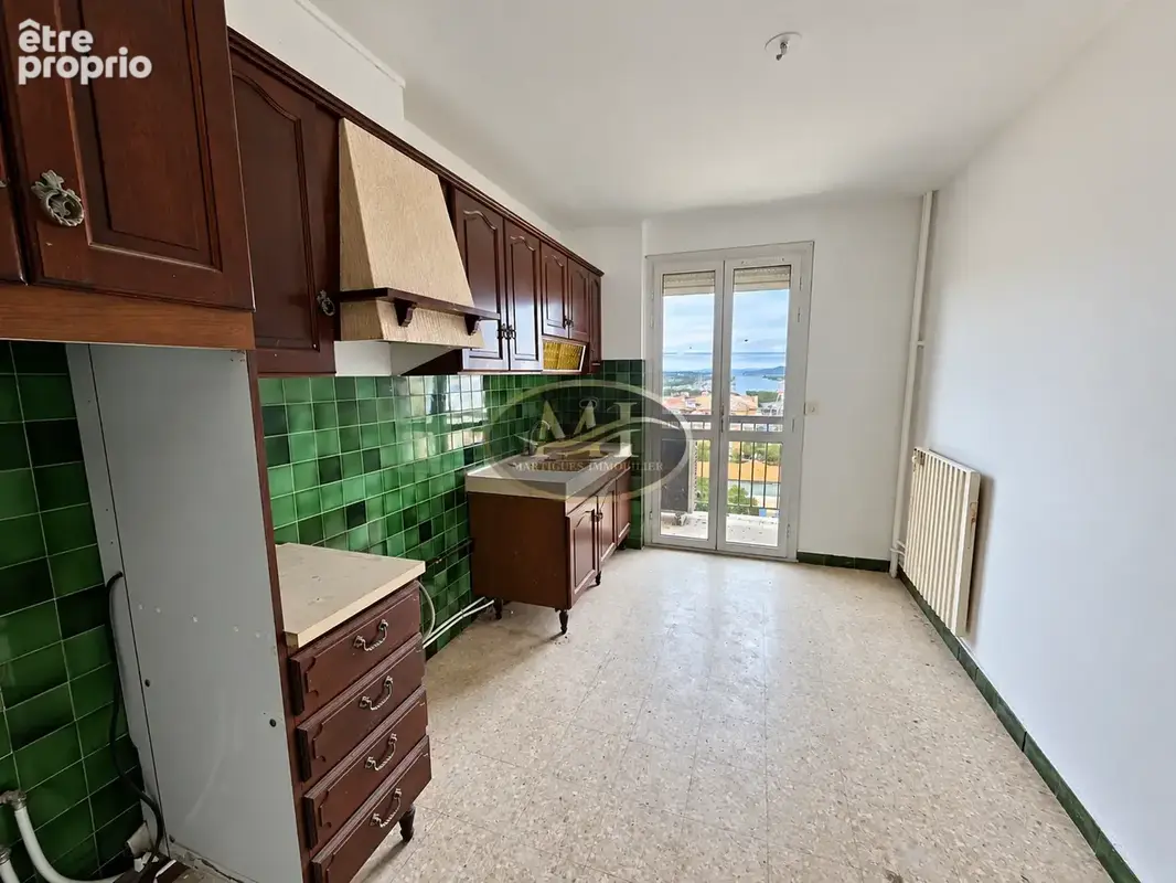 À vendre - Appartement Type 4 transformé en Type 3 - Vue mer et port à Port-de-Bouc - photo 3