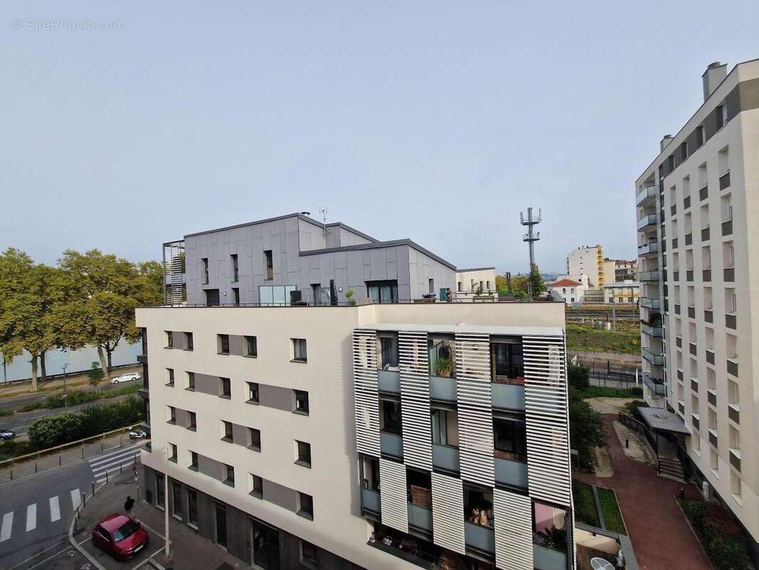   - Commerce à LYON-7E