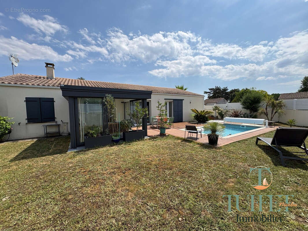 Maison 135 m² à Saint-Just-Luzac  - photo 2