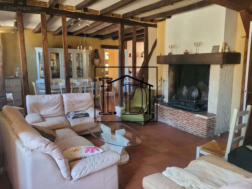 salon/salle à manger - Maison à SAINT-CERNIN-DE-LABARDE