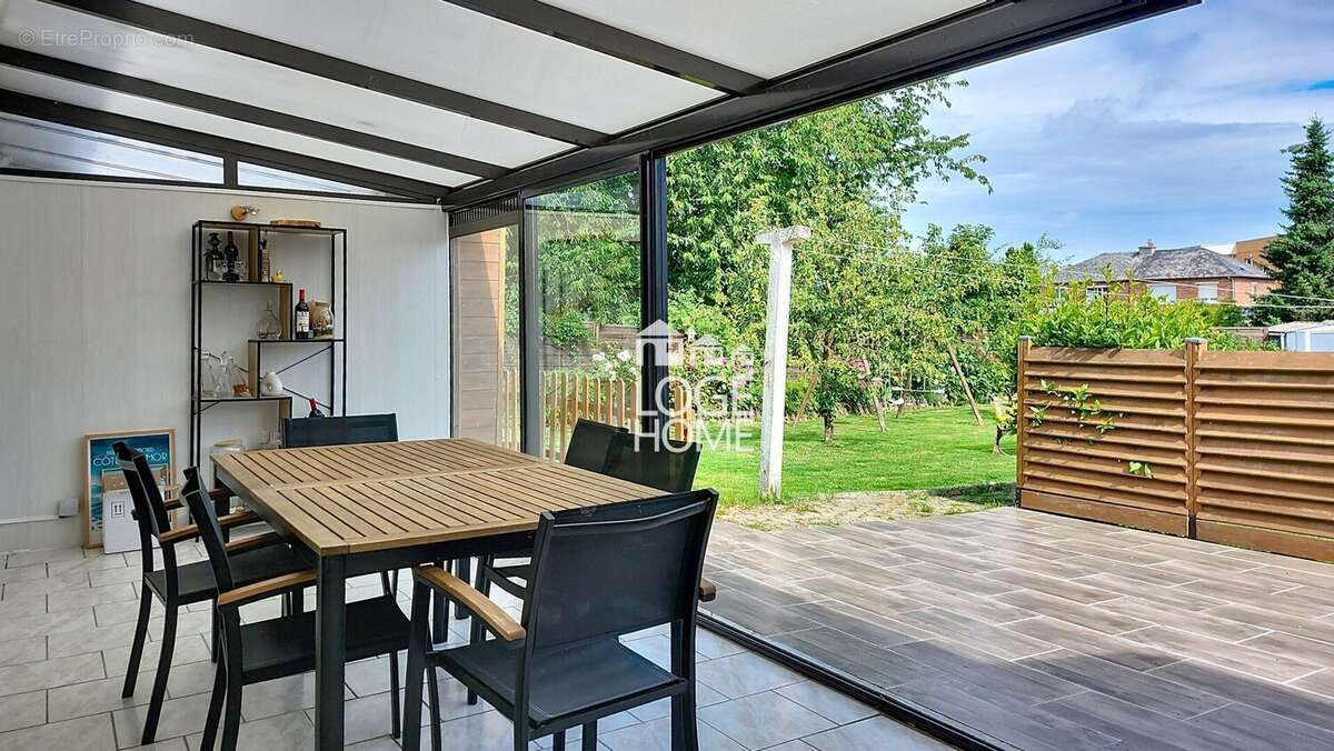 Véranda avec vue sur le jardin