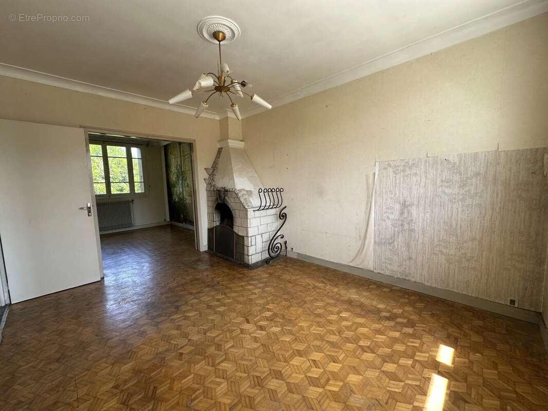 Maison à LE MESNIL-SAINT-DENIS