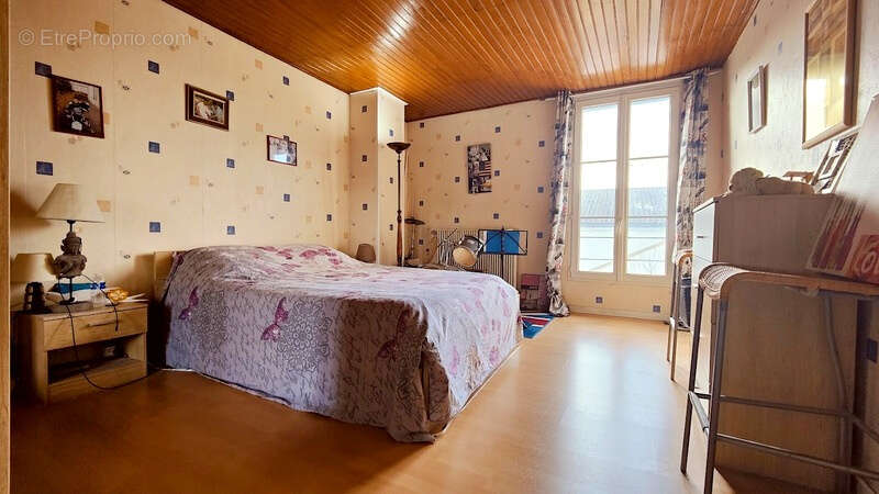 Commerce à ETAULIERS