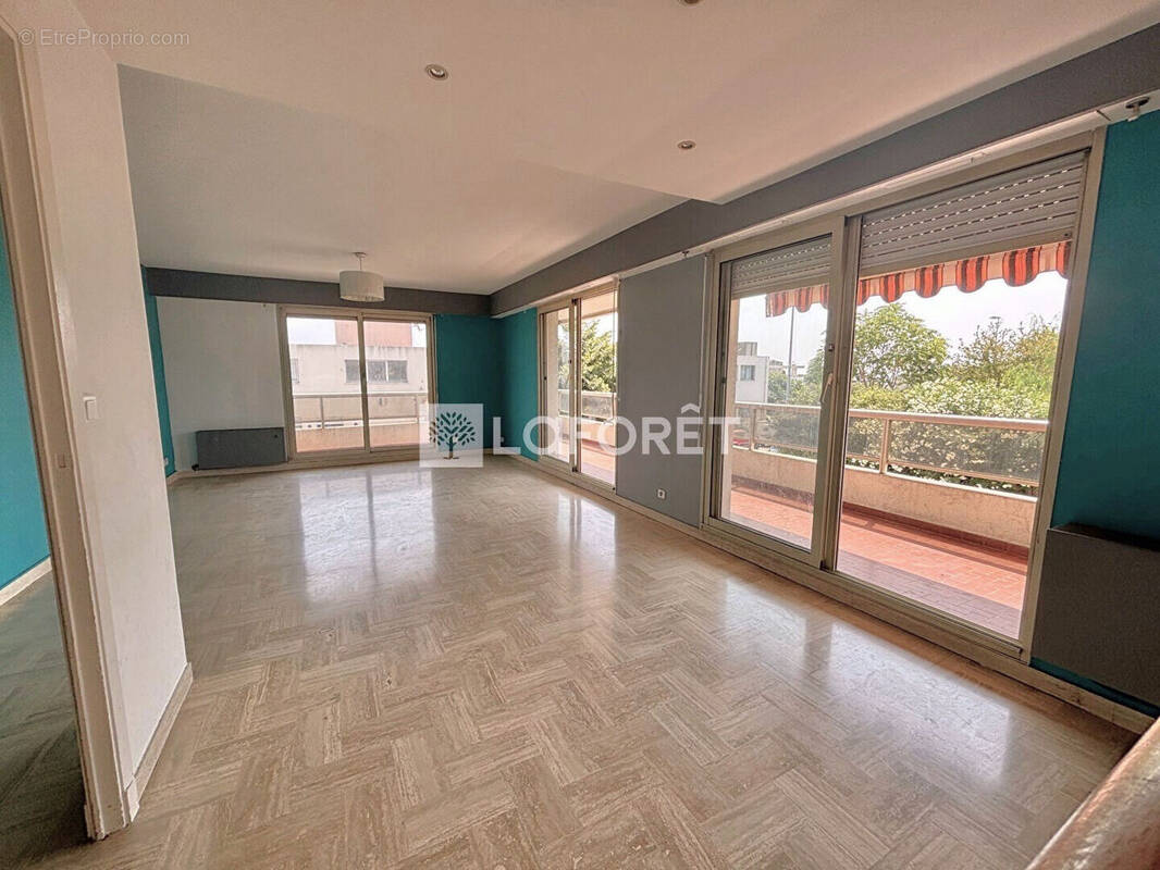 Appartement à SAINT-LAURENT-DU-VAR