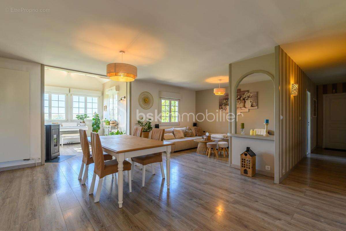 Maison à VILLENEUVE-LE-COMTE