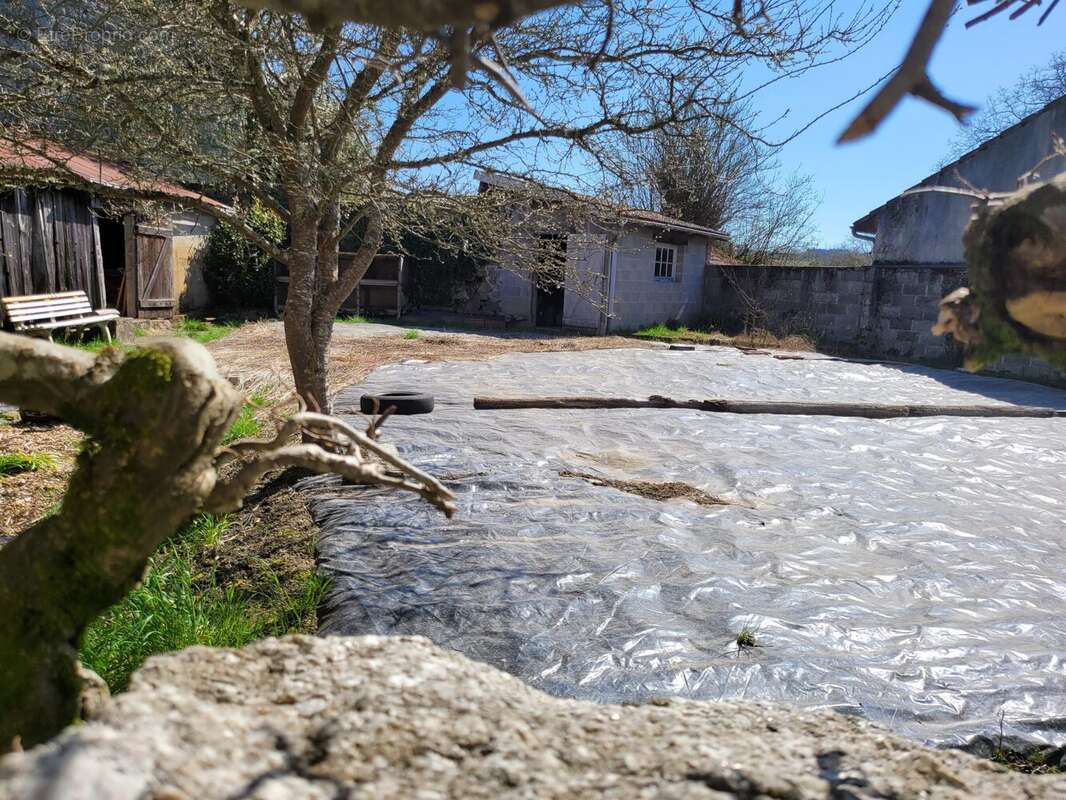 Maison à SAUVIAT-SUR-VIGE