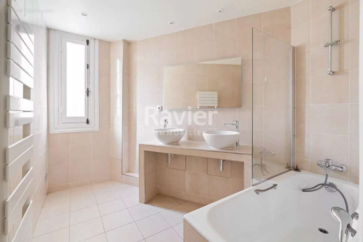 Appartement à PARIS-17E