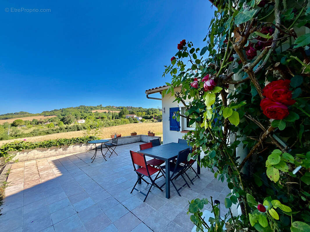 Dans le secteur de Pujols, au coeur du Lot-et-Garonne, proche de toutes les commodités, cette ravissante maison d'environ 107,15 - photo 2
