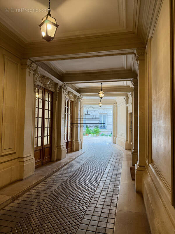 Appartement à PARIS-17E
