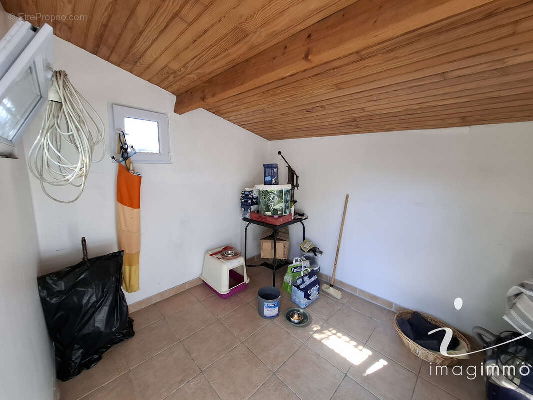Au calme, découvrez cette villa pleine de charme avec 4 chambres sur une parcelle de plus de 600 m2 dans un éc - photo 21