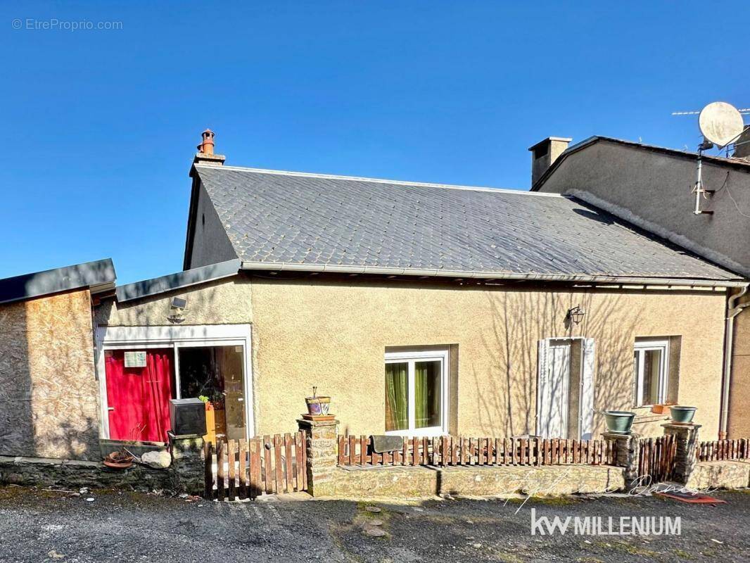 Maison à SALLES-CURAN