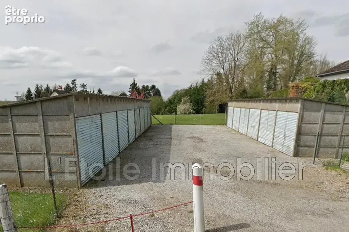 Parking à SAINT-LANGIS-LES-MORTAGNE