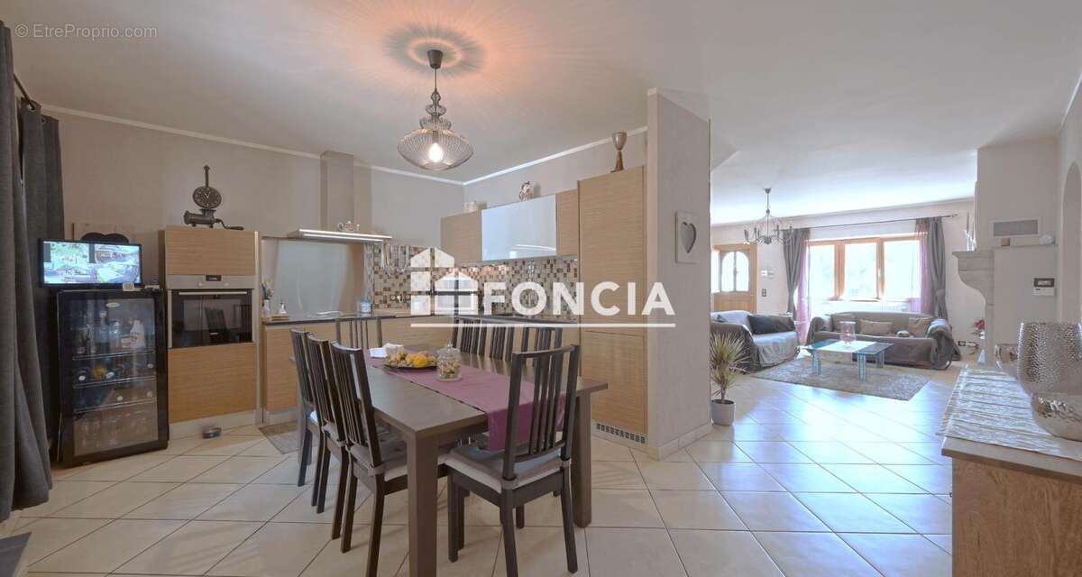  RARE À LA VENTE – Maison de caractère avec fort potentiel – 133 m² habitables – Terrasses, jardin, garage de 60 m² - photo 4