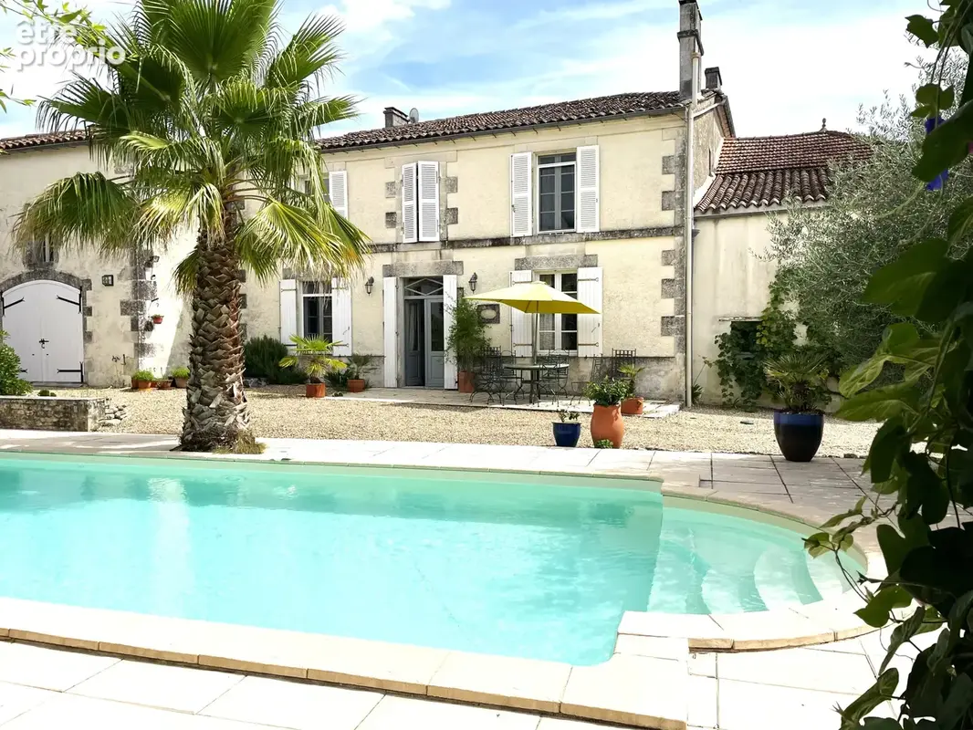 Maison à NEUVICQ-LE-CHATEAU