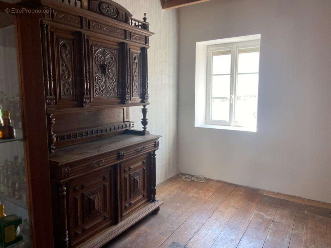Moutiers sur lay en plein coeur du bourg maison en pierres renovee 4 chambres avec locataire en place - photo 13