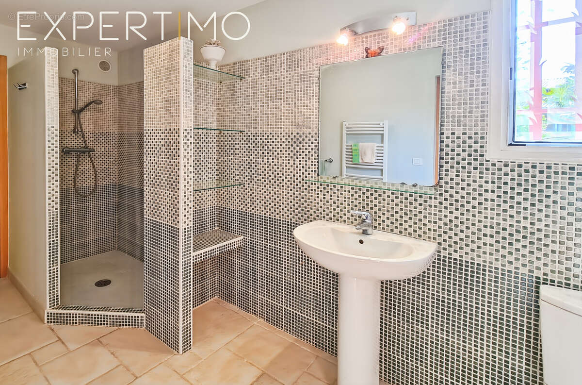 Propriété comprenant deux maisons dont une avec piscine intérieure chauffée - photo 16