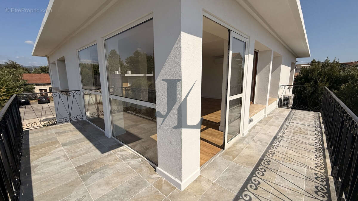 EXCLUSIVITÉ   Appartement de 98 m2 entièrement rénové avec terrasse, cave et stationnements - photo 2