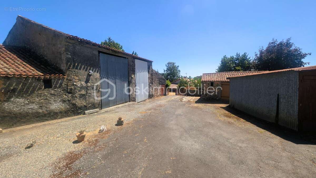 Maison à rénover avec nombreuses dépendances - photo 2