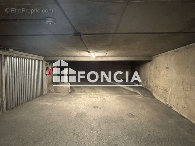 Parking à PARIS-18E