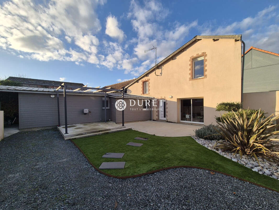 Maison à MONTREVAULT