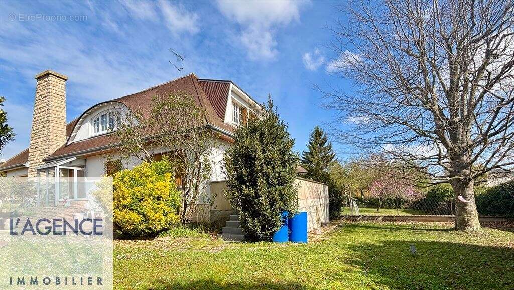 Vue côté et arrière - Maison à CORMONTREUIL