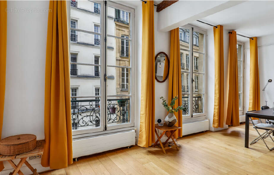 Appartement à PARIS-1E