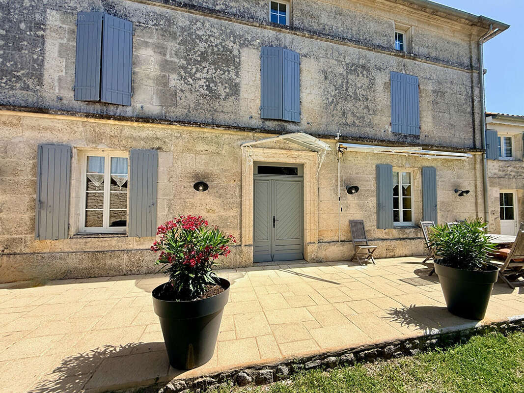 Maison  Charentaise à Fleac 11 pièce(s) 308 m² - photo 2