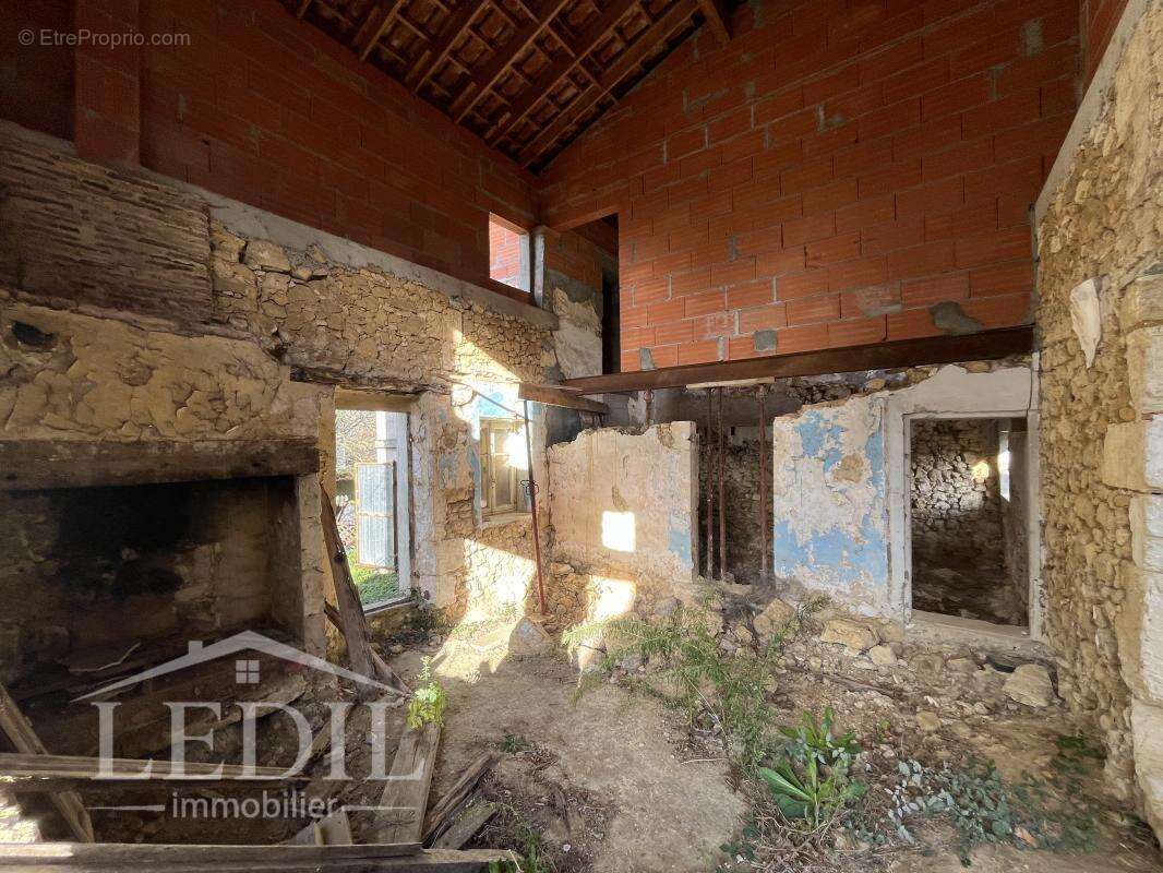 Maison à finir avec jardin et puits - photo 7