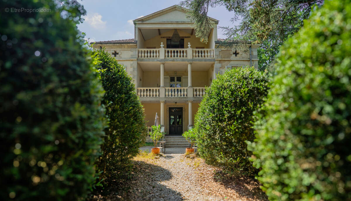 Magnifique Demeure dans le style néo paladien de 750 m2 comprenant 9 suites et 3 chambres avec un terrain de 1 - photo 7