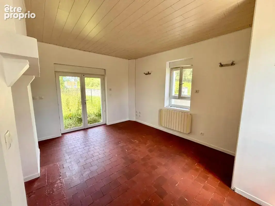 Maison de garde-barrière T3 avec jardin - Ussac - photo 4