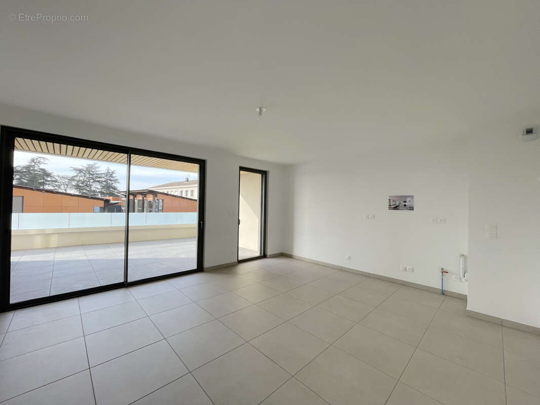 Appartement à LA TOUR-DE-SALVAGNY