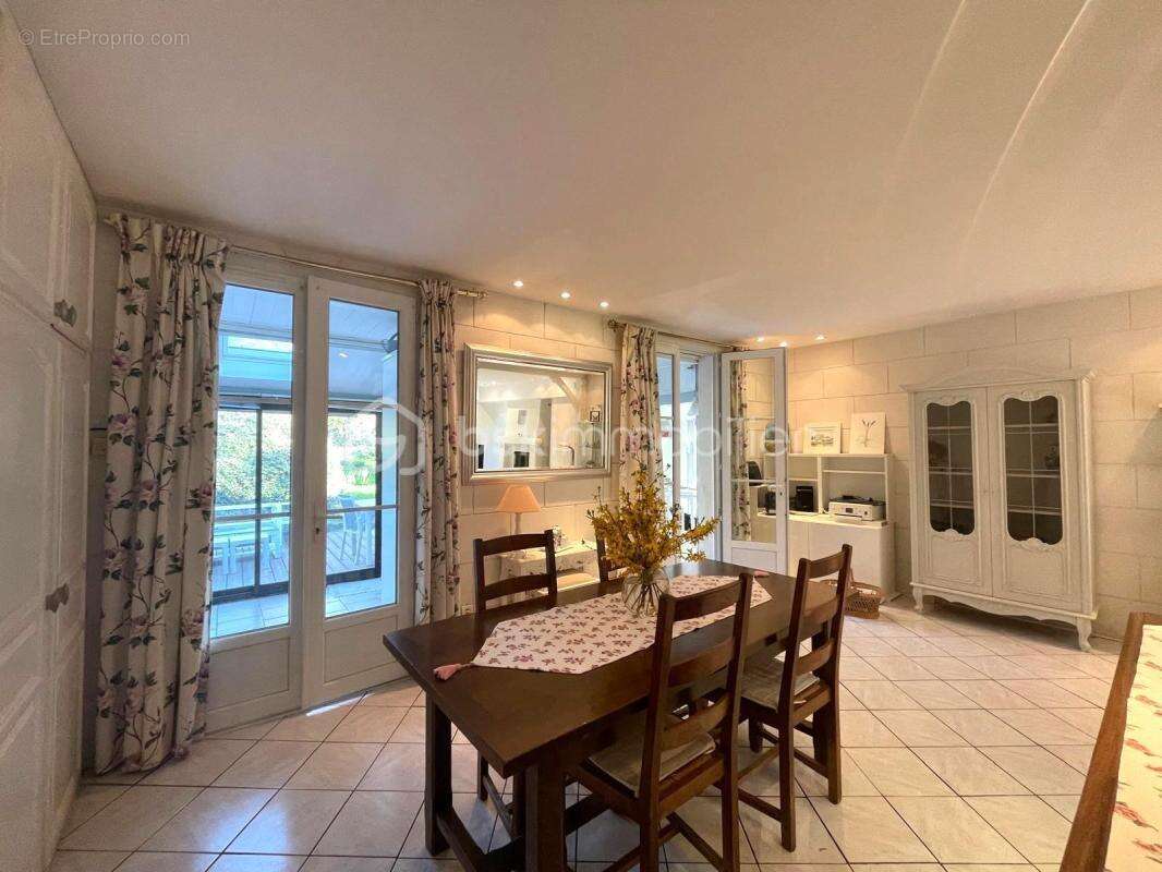 Maison de 164 m² avec piscine - CHEILLE - photo 9
