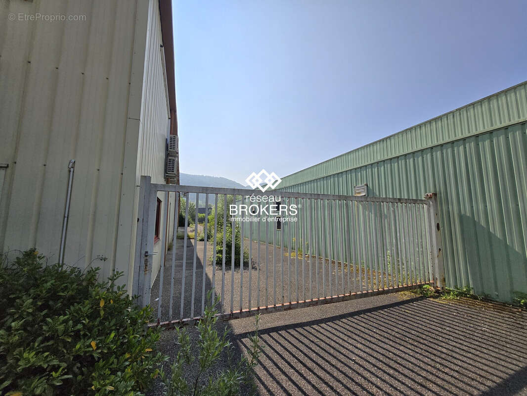 Commerce 3538 m² à Groissiat  - photo 4