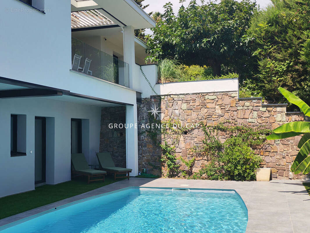 A vendre villa vue mer environ 200 m2 entierement renovee offrant 5 chambres dont 4 en suite piscine garage a saint aygulf - photo 17