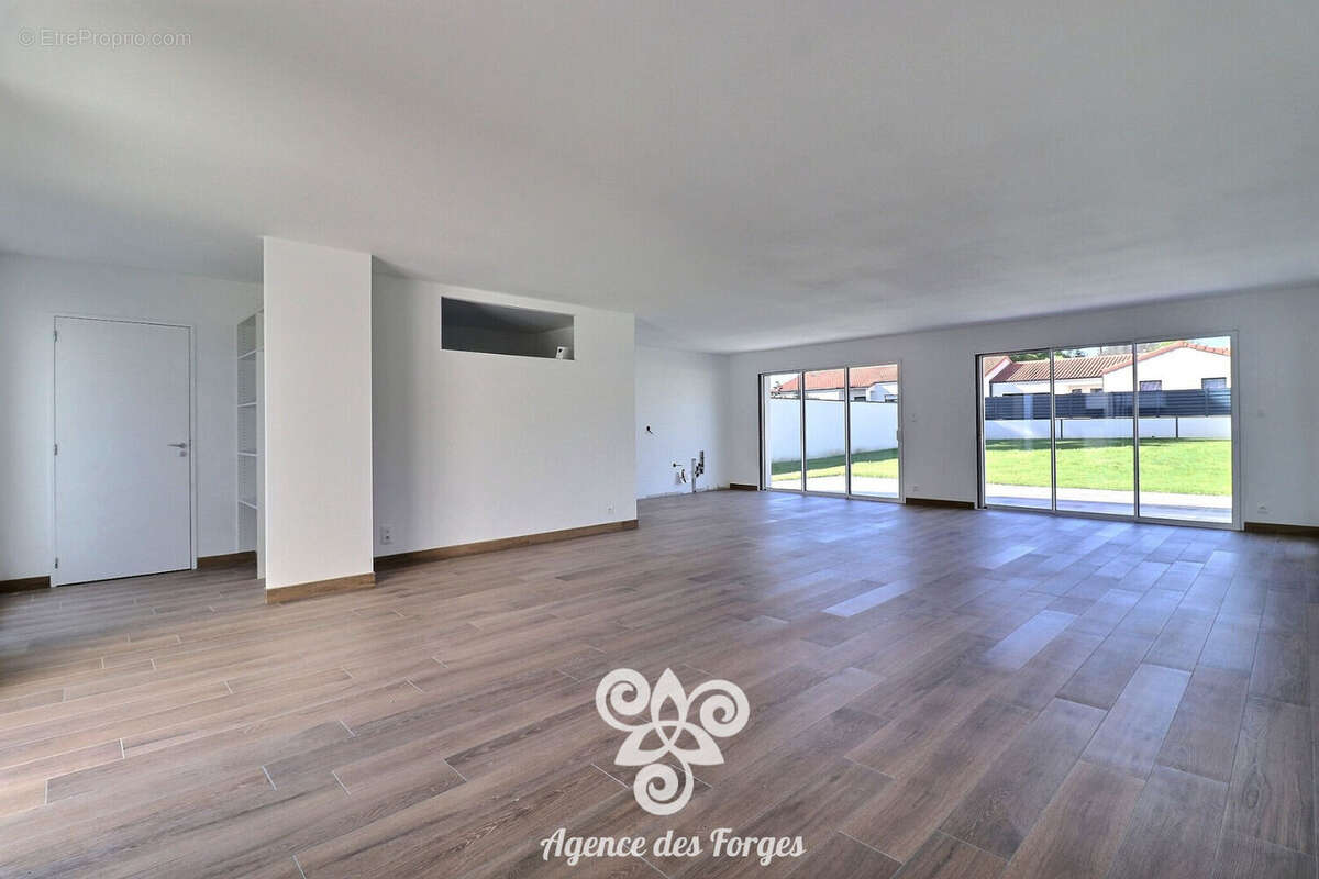 Maison à SAINT-MACAIRE-EN-MAUGES