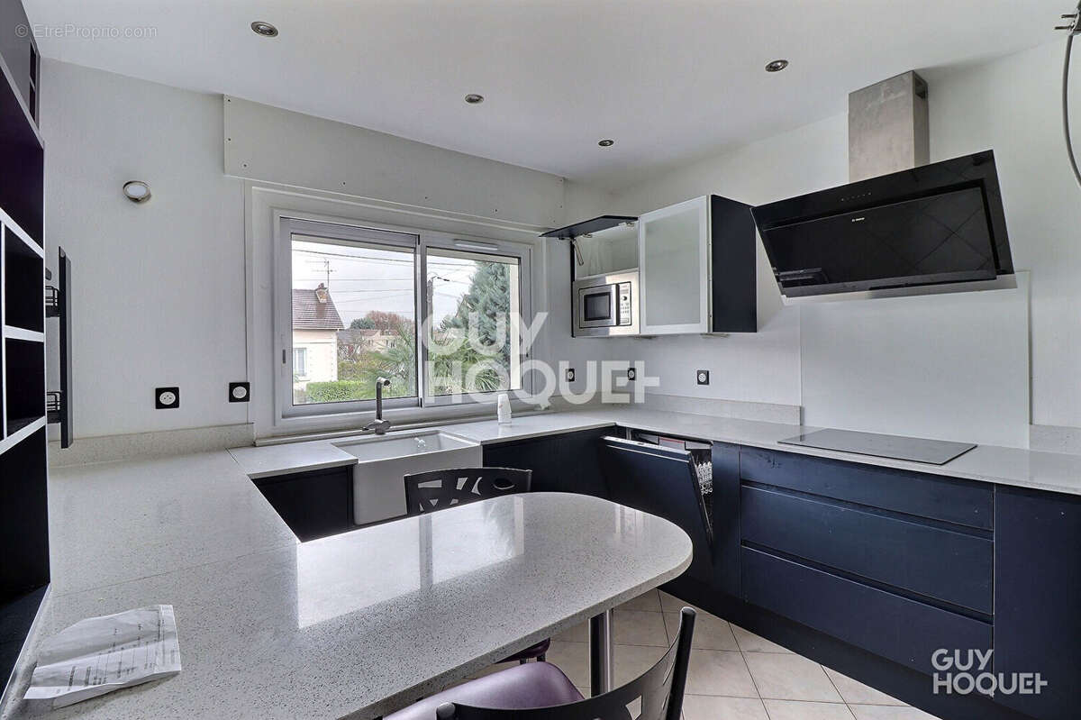 Maison à SAINTE-GENEVIEVE-DES-BOIS