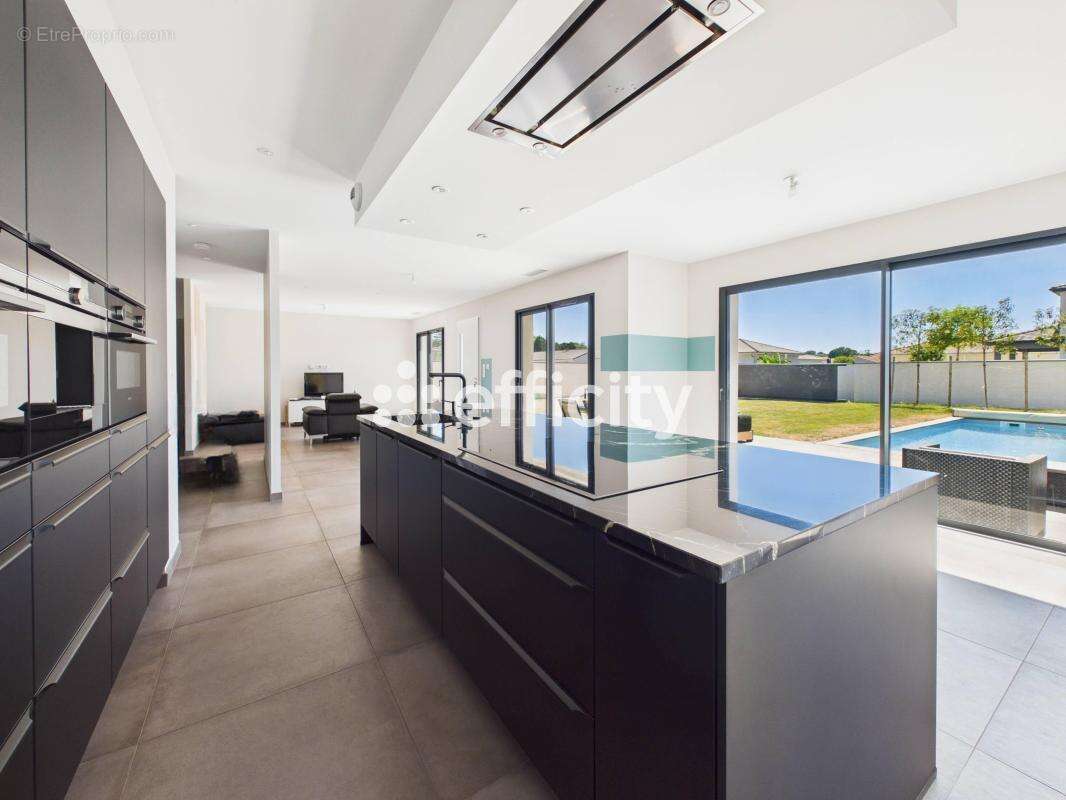 Maison 163 m² à Peronnas  - photo 10