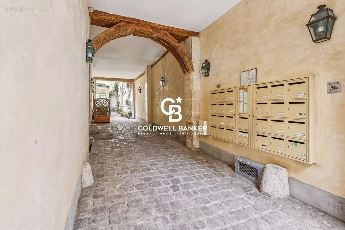 Exclusivité Coldwell Banker - Studio mansardé dans le Marais - photo 12