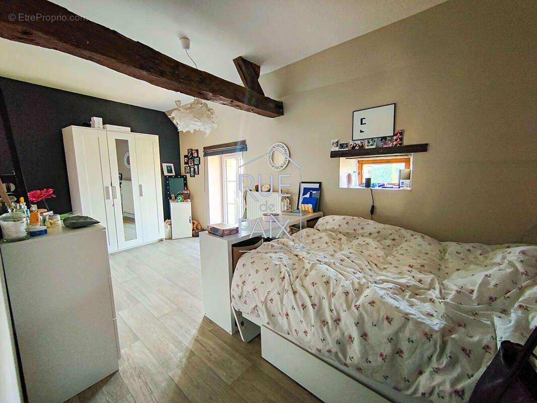 Maison à SAINT-GENEST-D'AMBIERE