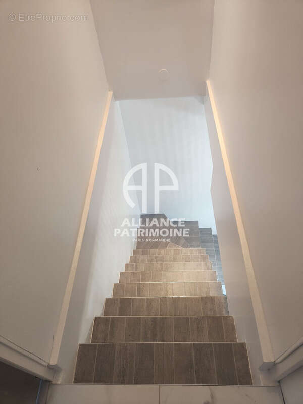 ESCALIER POUR ACCEDER AUX  PIECES DU 1 ER  ETAGE - Maison à SEVRAN