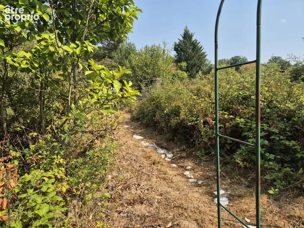 Maison à rénover avec terrain. - photo 9