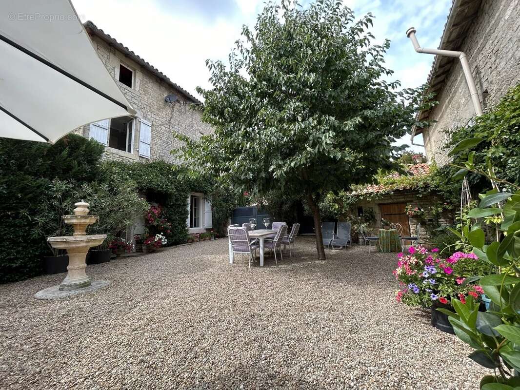 Maison à CHEF-BOUTONNE