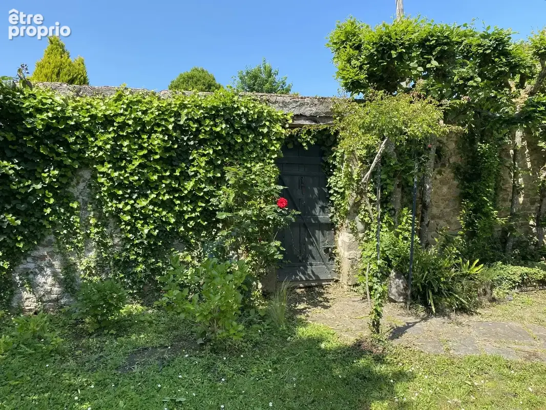 Demeure de caractère au Dorat – Une maison avec un joli jardin et un garage - photo 12