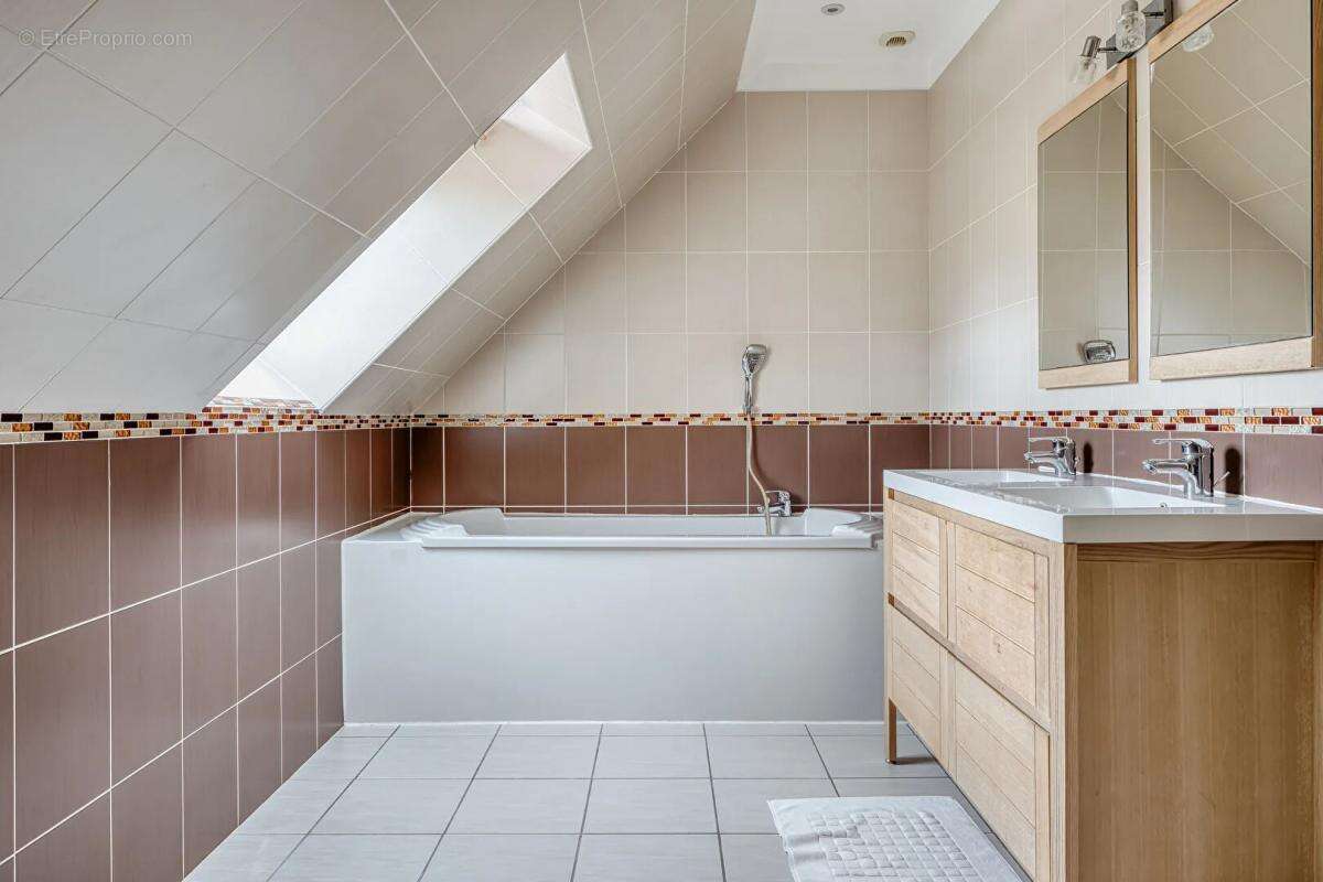 Maison à SAINT-ETIENNE-DU-ROUVRAY