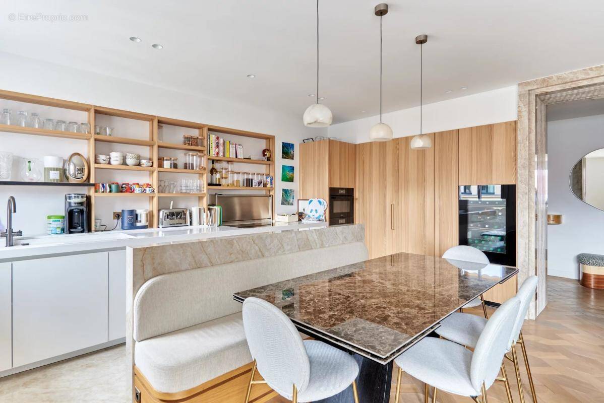 Appartement à PARIS-16E