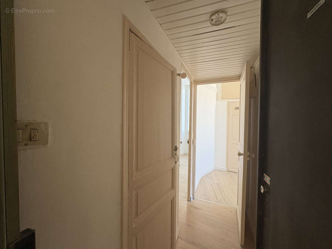 Dernier étage - Appartement 35.35 m2 Carrez - Exposition Sud - Immeuble entièrement rénové - Chutes Lavie - photo 8